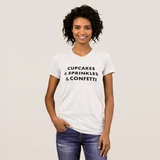 Kleine Kuchen u. besprüht u. Confetti - weibliches T-Shirt