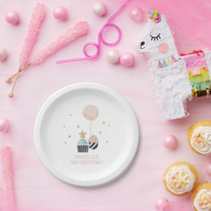 Kleine Kuchen u. Imitat-Glitzer-des Mädchens des Pappteller