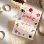 Kleine Liebe Bug Girl Babydusche Einladung<br><div class="desc">Die Einladungskarte für die niedliche Dusche eines Mädchens zeigt Ladybugs,  Blume und Sterne. Im Text steht: "Ein kleiner Liebe-Bug ist auf dem Weg."</div>