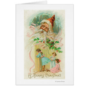 Kleine Mädchen, die durch Schlafzimmer-Tür