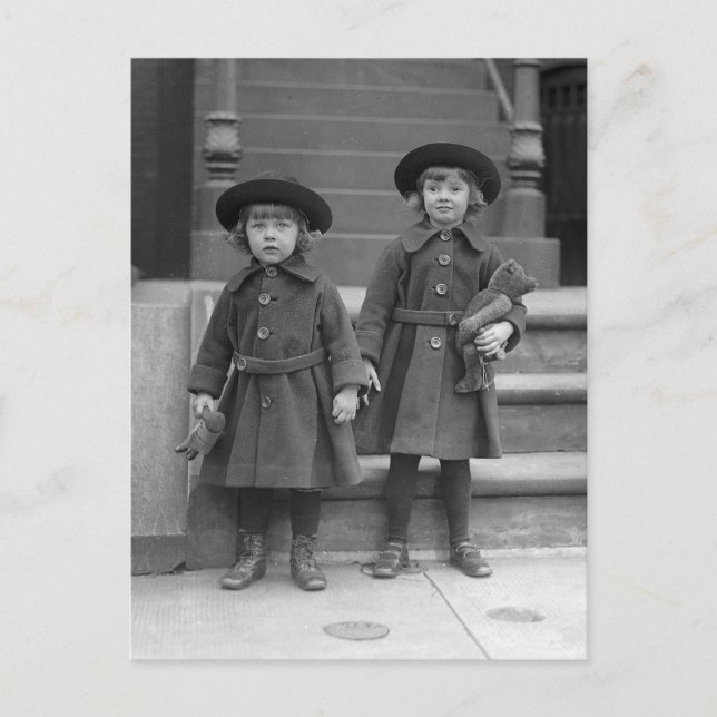 Kleine Mädchen mit Teddy Bears, 1921 Postkarte (Vorderseite)