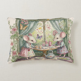 Kleine Maus am Gartentisch Illustration Dekokissen