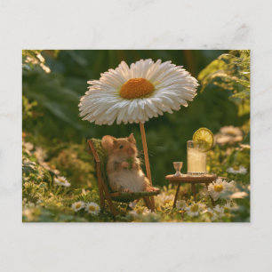 Kleine Maus entspannt sich auf dem Liegestuhl unte Postkarte
