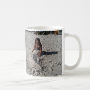 kleine Meerjungfrau auf Strand durch bbillips Tasse