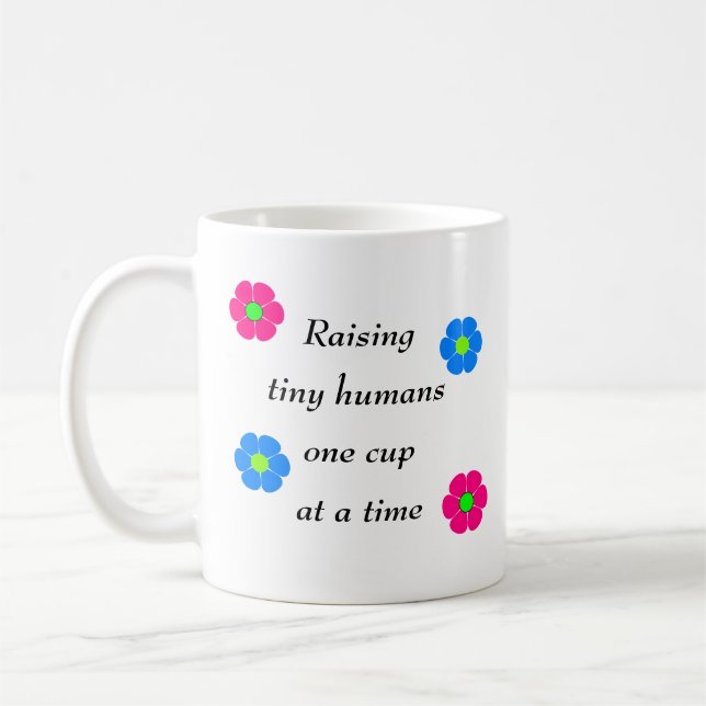 Kleine Menschen auf einmal anheben eine Schale Kaffeetasse (Links)