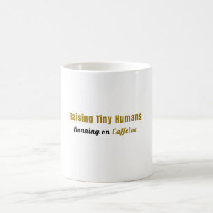 Kleine Menschen großziehen, angetrieben von Koffei Kaffeetasse