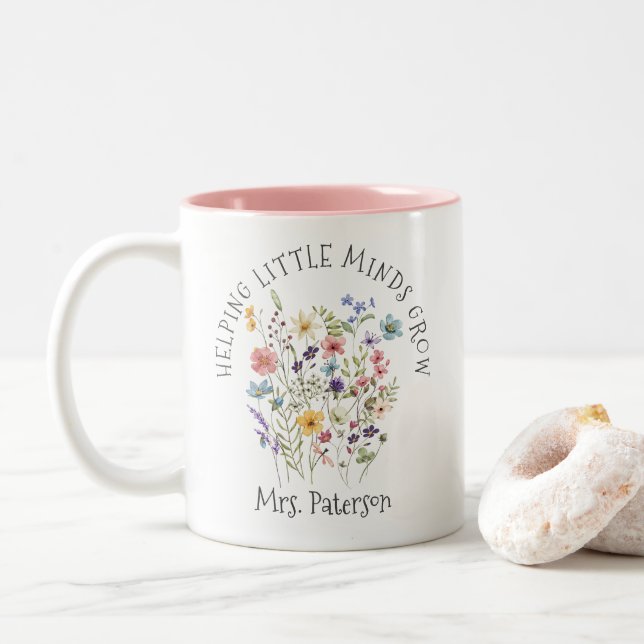 Kleine Minds helfen, Aquarellfarben zu entwickeln Zweifarbige Tasse (Mit Donut)