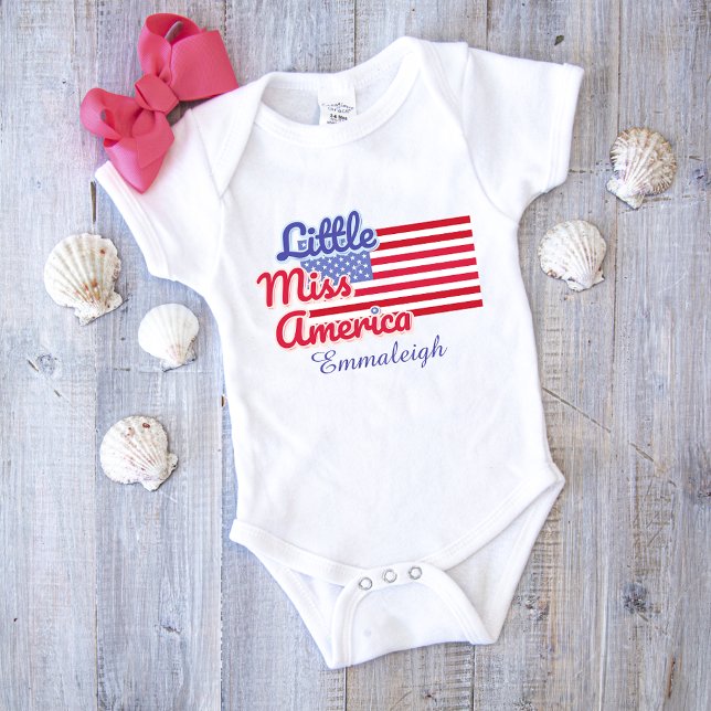 Kleine Miss America Flag Typografie Mädchen Custom Baby Strampler (Von Creator hochgeladen)