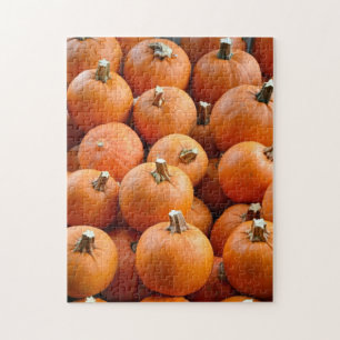 Kleine orangefarbene Kürbis zeigen Rätsel Puzzle