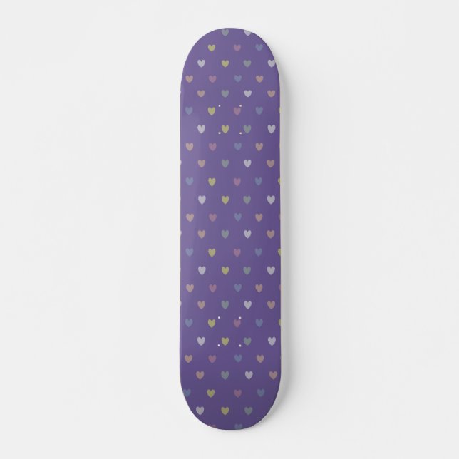 Kleine Polka Herzen auf Ultra Violet Lila Skateboard (Vorne)