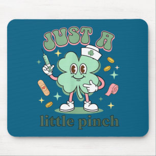 Kleine Prise lustige Krankenschwester 70er Shamroc Mousepad
