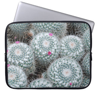 Kleine rosa Blüten Kaktuspflanzen Laptopschutzhülle