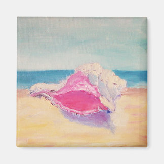 Kleine, rosa Muschel auf Sand durch Sea Magnet