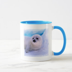 Kleine Sattelrobbenjunge bedeckt mit Schneeflocken Tasse