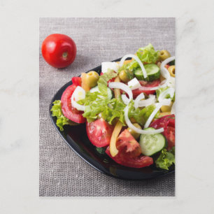 Kleine Schüssel Salat aus natürlichem Gemüse Postkarte