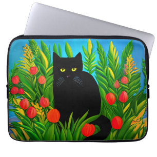Kleine schwarze Katze in einem Tulip-Garten Laptopschutzhülle