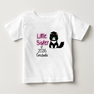 Kleine Schwester des Absolventen von 2026  Baby T-shirt