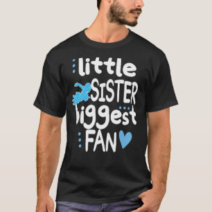 Kleine Schwester, die mit einem Schwimmer schwimmt T-Shirt