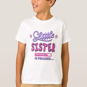 Kleine Schwester im Gange T-Shirt
