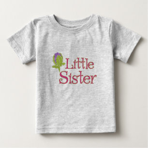 Kleine Schwester mit Lila Dahlia Bud Shirt