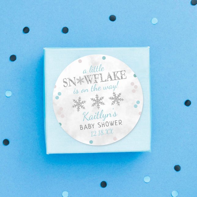 Kleine Snowflake Boys Winter Baby Dusche Runder Aufkleber (Von Creator hochgeladen)