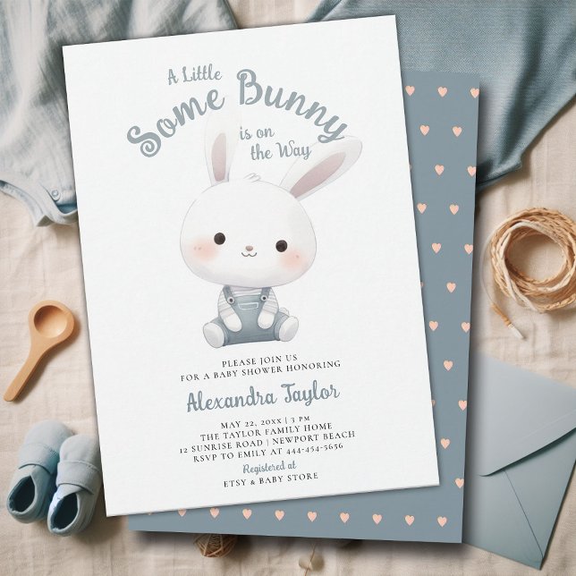Kleine, sonnige Overalls Niedliche Baby Boy Dusche Einladung (a little bunny baby boy shower invitation springtime easter garden picnic dusty blue overalls cute)