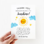 Kleine Sunshine Baby Dusche Dankeskarte<br><div class="desc">Niedliche Sonnenschein Thema Babydusche danke Ihnen Vorlage Karte mit Aquarellbild einer lächelnden Sonne mit Sternen und Wolken. Im Text steht: "Danke,  dass du unsere kleine Sonne geduscht hast!" Die Standard-Nachricht danke den Gästen für die Anwesenheit der Dusche und für das Geschenk. Geschlechterneutrales Design.</div>