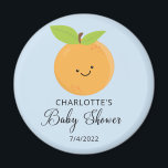 Kleine Süsse Baby Shower Magnet<br><div class="desc">Eine kleine Süsse befindet sich auf dem Weg zur Babydusche mit einem zauberhaften,  orangefarbenen Set auf hellblauem Hintergrund. Besuchen Sie unseren Shop und sehen Sie sich unsere kleine Süsse Design Kollektion an.</div>