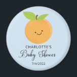 Kleine Süsse Baby Shower Magnet<br><div class="desc">Eine kleine Süsse befindet sich auf dem Weg zur Babydusche mit einem zauberhaften,  orangefarbenen Set auf hellblauem Hintergrund. Besuchen Sie unseren Shop und sehen Sie sich unsere kleine Süsse Design Kollektion an.</div>