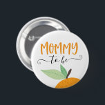 Kleine Süsse Citrus Orange Mommy zu sein Button<br><div class="desc">Lass jedem wissen,  bei der Babydusche,  wer die Mommy zu sein ist mit diesem niedlichen Button! Sehen Sie sich die gesamte Kollektion an,  um mehr passende Artikel zu finden!</div>
