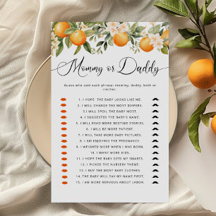 Kleine Süsse, die das Spiel Mama oder Papa gesagt 