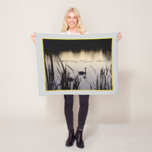 Kleine Trompetenschwäne im Dusk Fleece Blanket
