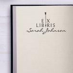 Kleine Vintage Pfeil - Moderne Bibliotheksbücher Gummistempel<br><div class="desc">Diese kleine Briefmarke zeigt ''EX LIBRIS'' in klassischer Serifentypografie,  geteilt durch einen Vintagen Pfeil. Darunter befindet sich Ihr Name und Nachname in eleganter Handschrift. Die Wörter schaffen eine Dreiecksform! Um diese einfache,  aber einzigartige Briefmarke anzupassen,  klicken Sie auf die Schaltfläche ''Personalze''.</div>