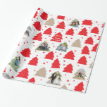 Kleine Weihnachtsbäume für kundenspezifisches Foto Geschenkpapier<br><div class="desc">Viele kleine Weihnachtsbäume fühlen sich festlich und zeigen Ihre Fotos mit einer glücklichen Geschenkbotschaft,  die dieses Urlaubspapier zu einer Art und Weise macht,  die Ihre Freunde und Familie erhalten werden. Fotografie � Shanna Russell Fotografie,  San Antonio TX</div>