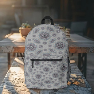 Kleine weiße Blüte fiel auf den ländlichen Bedruckter Rucksack