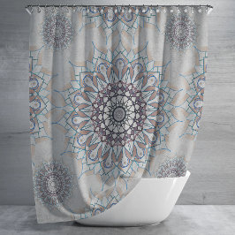 Kleine weiße Blüte fiel auf den ländlichen Duschvorhang