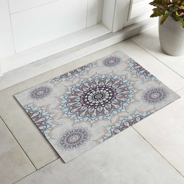 Kleine weiße Blüte fiel auf den ländlichen Fußmatte (Von Creator hochgeladen)