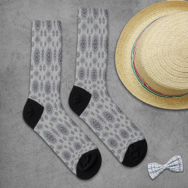 Kleine weiße Blüte fiel auf den ländlichen Socken