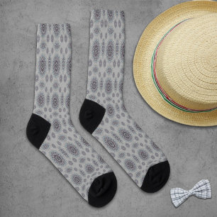 Kleine weiße Blüte fiel auf den ländlichen Socken