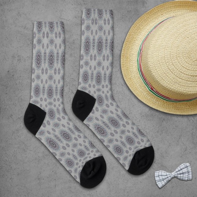 Kleine weiße Blüte fiel auf den ländlichen Socken (Von Creator hochgeladen)