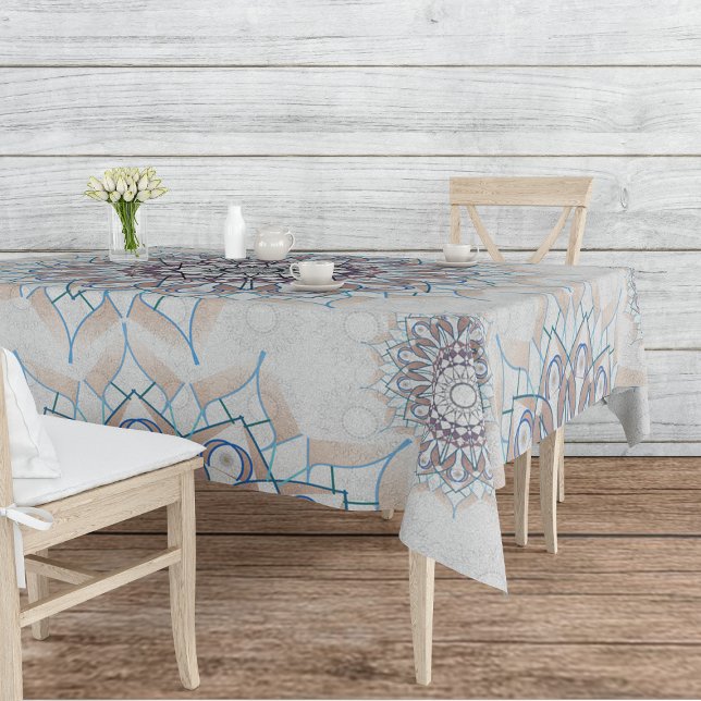 Kleine weiße Blüte fiel auf den ländlichen Tischdecke (Von Creator hochgeladen)