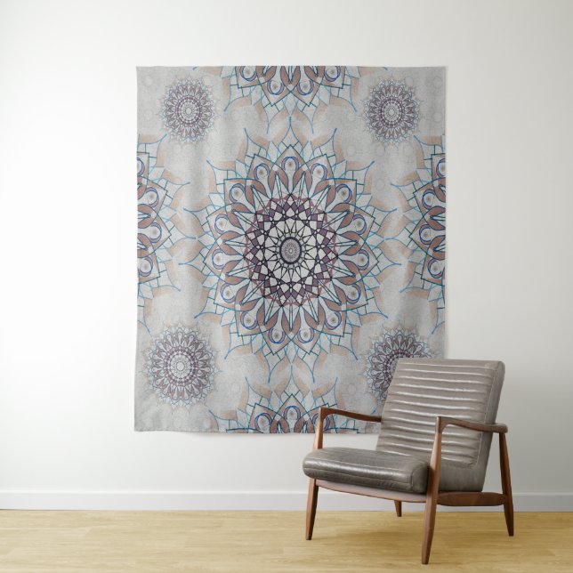 Kleine weiße Blüte fiel auf den ländlichen Wandteppich (Beispiel)