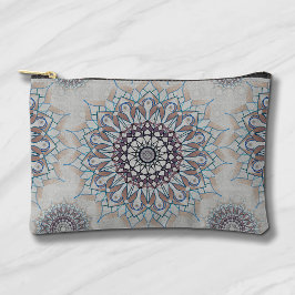 Kleine weiße Blüte fiel auf den ländlichen Zubehörtasche