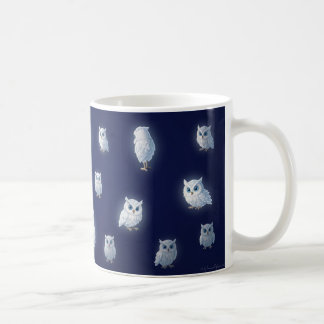 Kleine weiße Eulen auf dunkelblauem Hintergrund Kaffeetasse