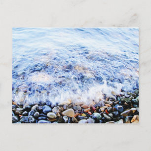 Kleine Welle und farbenfrohe Steine Postkarte