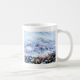Kleine Welle und farbenfrohe Steine Tasse