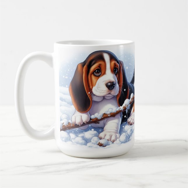 Kleine Welpe im Basset, die im Winter schneesicher Kaffeetasse (Links)