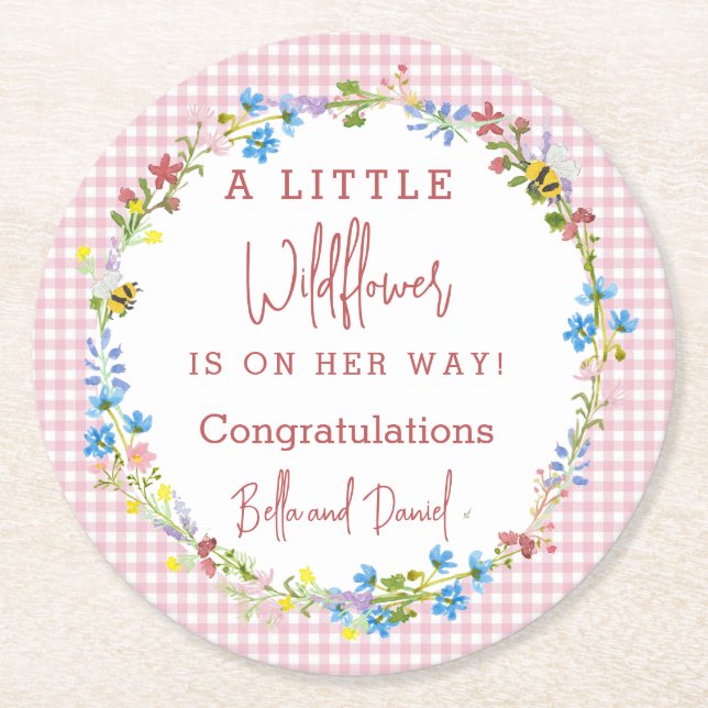 Kleine Wildblume ist auf dem Weg zur Babydusche Runder Pappuntersetzer (Vorderseite)