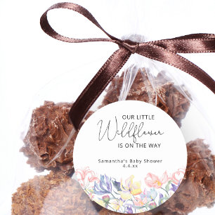 Kleine Wildblumen sind auf dem Weg Runder Aufkleber