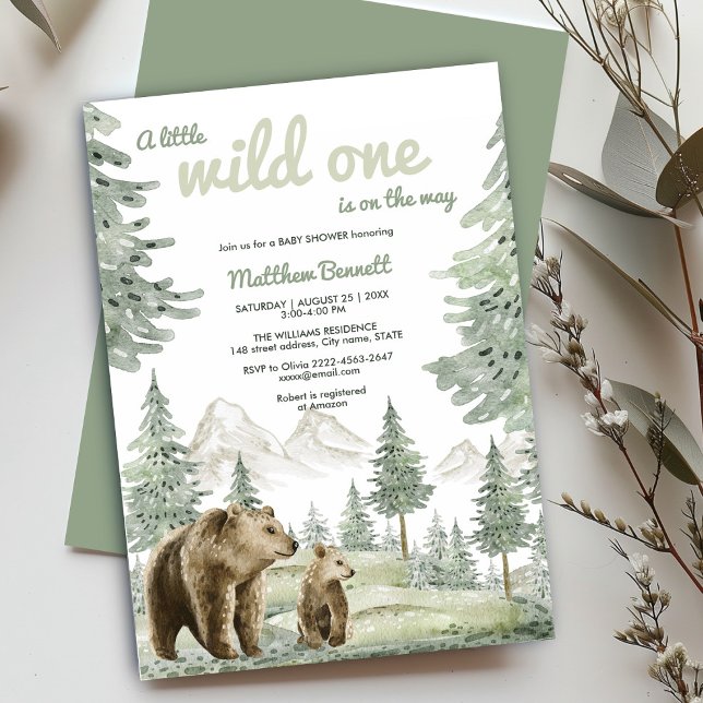 Kleine wilde Bärenwalddusche Einladung (Rustic baby shower invite with sage green watercolor forest and bear design. Ideal for woodland
)